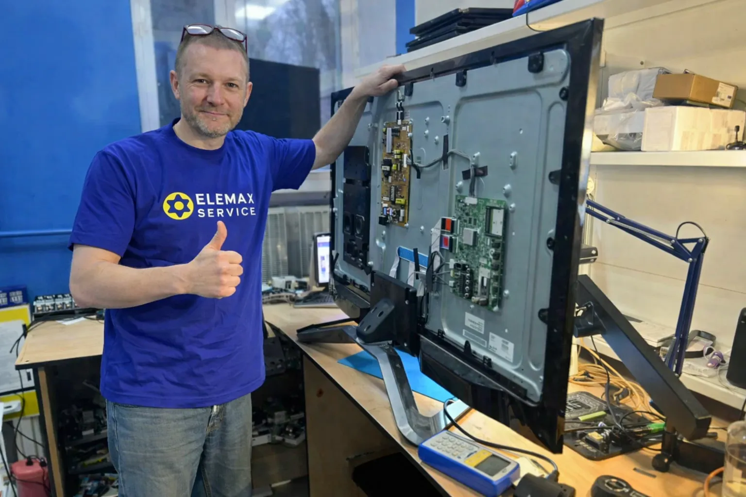 Мастер сервисного центра ремонтирует телевизор в Перми - диагностика и ремонт плат